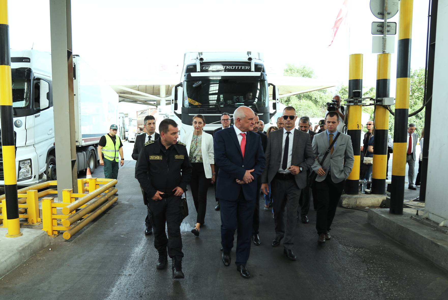  Министър-председателят Димитър Главчев по време на визитата си в Граничен контролно-пропусквателен пункт 